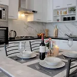 Bright 2 Bedroom 2 Bath Close To Sea *