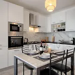 Apartment Bright 2 Bedroom 2 Bath Close To Sea *