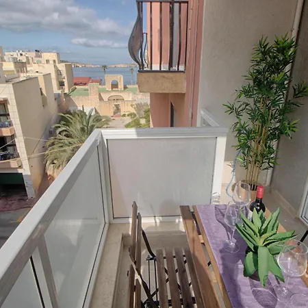 Bright 2 Bedroom 2 Bath Close To Sea *