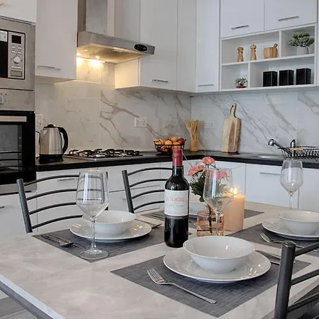 Bright 2 Bedroom 2 Bath Close To Sea *