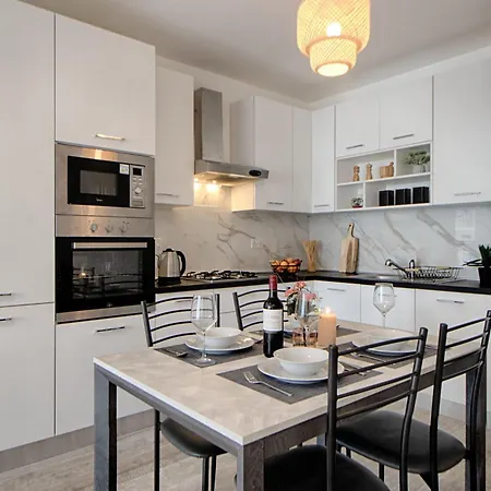 Lejlighed Bright 2 Bedroom 2 Bath Close To Sea *