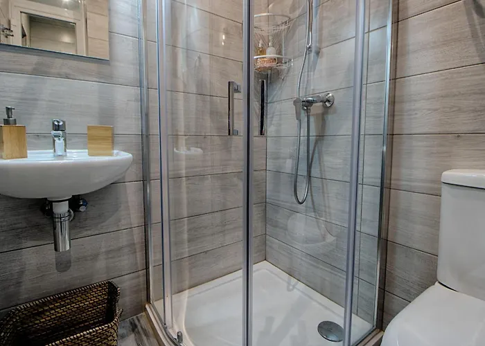 Bright 2 Bedroom 2 Bath Close To Sea *