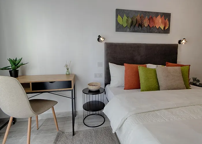 Bright 2 Bedroom 2 Bath Close To Sea