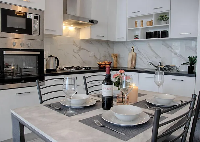 Bright 2 Bedroom 2 Bath Close To Sea *