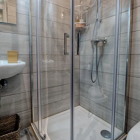 Bright 2 Bedroom 2 Bath Close To Sea *