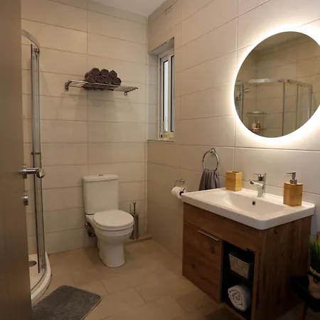 Bright 2 Bedroom 2 Bath Close To Sea