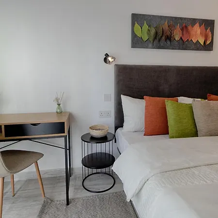 Bright 2 Bedroom 2 Bath Close To Sea