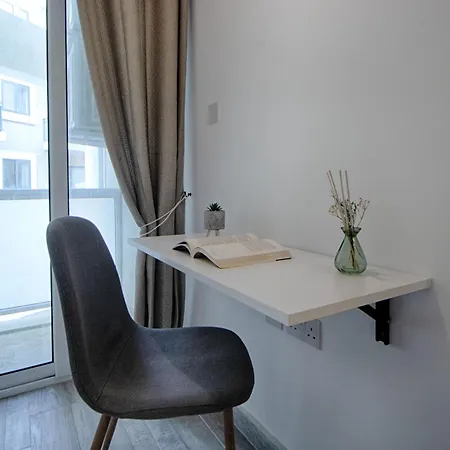 Bright 2 Bedroom 2 Bath Close To Sea Apartment