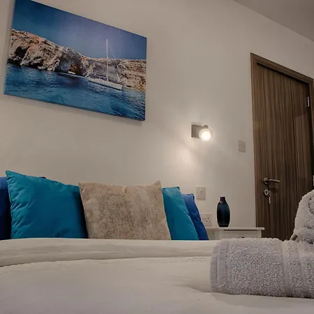 Bright 2 Bedroom 2 Bath Close To Sea Apartment
