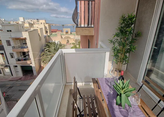 Bright 2 Bedroom 2 Bath Close To Sea *