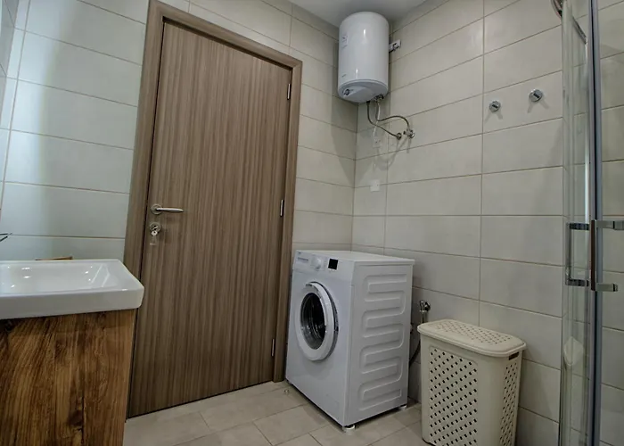 Bright 2 Bedroom 2 Bath Close To Sea *