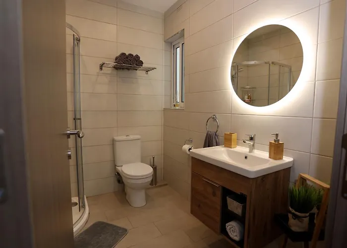 Bright 2 Bedroom 2 Bath Close To Sea