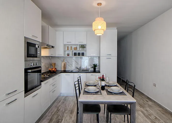 Bright 2 Bedroom 2 Bath Close To Sea * 세인트폴스베이